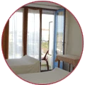 Une chambre avec balcon